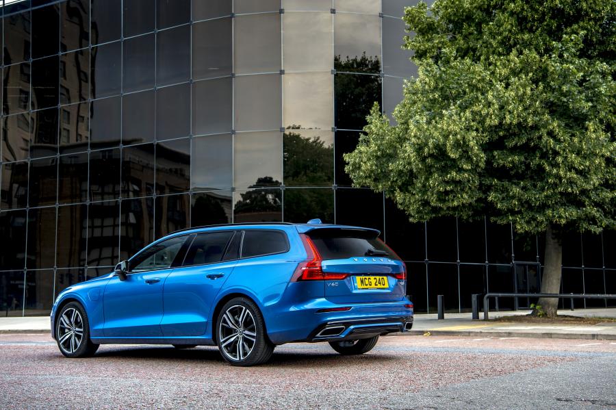  Volvo V60 T8 R-Design 2019 года  (UK) (фото 25 из 32)